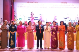 Представление исполнительного комитета Клуба наследия вьетнамского аозая в Лаосе. (Фото: ВИА)