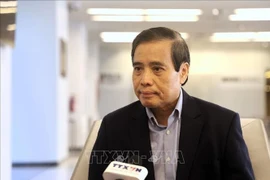 Профессор Ву Минь Кхыонг отвечает на вопросы корреспондента Вьетнамского информационного агентства (ВИА) в Сингапуре.(Фото: ВИА)