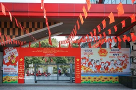 Средняя школа Чу Ван Ан — избирательный участок № 1, квартал Тэйхо, Ханой. (Фото: ВИА)