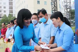 Вручают новогодние подарки работникам, находящимся в трудном жизненном положении, по случаю Лунного Нового года (Тэт). (Фото: ВИА)