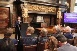 Секретарь городского партийного комитета Хайфона Ле Тьен Чау выступает на семинаре. (Фото: ВИА)