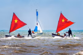 Серия морских спортивных мероприятий — парусный спорт Sailing, флайборд, гребля на SUP и водные мотоциклы вдоль пляжа парка Тхюиван — собрала около 100 профессиональных спортсменов для участия в соревнованиях и показательных выступлениях. (Фото: ВИА)