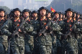 Мужская колонна спецназа полиции участвует в строевом смотре. (Фото: ВИА)