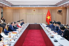 Генерал армии Лыонг Там Куанг, министр общественной безопасности Вьетнама, принимает председателя Совета делового сотрудничества Европа – АСЕАН (EU-ABC) Йенса Рюбберта. (Фото: ВИА)