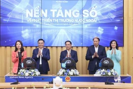 Заместитель Премьер-министра Буй Тхань Шон вместе с делегатами принимает участие в церемонии запуска. (Фото: ВИА)