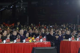 Генеральный секретарь То Лам, руководители и бывшие руководители Партии и Государства участвуют в телемосте «Двумя руками строить единое Отечество» на площадке Каобанга. (Фото: ВИА)