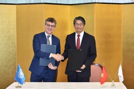 Глава Представительства ЮНЕСКО во Вьетнаме Джонатан У. Бейкер и посол Ито Наоки подписывают соглашение о реализации проекта. (Фото: baoquocte.vn)