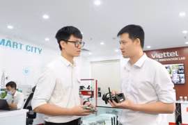 Инженеры Viettel обсуждают разработку технологических решений. (Фото: nhandan.vn)