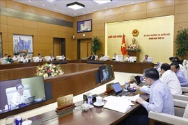 Постоянный комитет Национального собрания (НС) обсуждает проект Закона о сотрудниках госучреждений (в новой редакции). (Фото: ВИА)