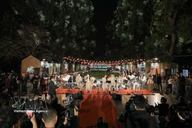 Гости мероприятия наслаждаются открытым музыкальным пространством и выступлением оркестра. (Фото: ВИА)