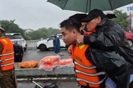 Вооружённые силы Хюэ помогают населению бороться с наводнением