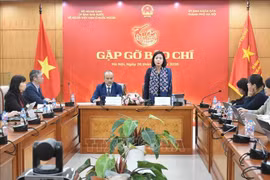 Заместитель директора Департамента культуры и спорта города Ханоя Ле Тхи Ань Май информирует в рамках программы. (Фото: ВИА)