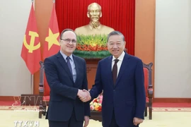Генеральный секретарь ЦК КПВ То Лам принимает Посла России во Вьетнаме Геннадия Бездетко. (Фото: ВИА)
