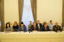 Заместитель председателя Комитета по внешним связям Санкт-Петербурга Вячеслав Калганов (в центре) на семинаре. (Фото: ВИА)