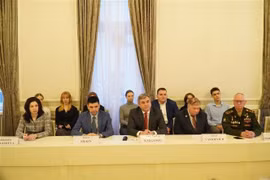 Заместитель председателя Комитета по внешним связям Санкт-Петербурга Вячеслав Калганов (в центре) на семинаре. (Фото: ВИА)