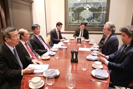 Секретарь Ханойского городского партийного комитета Нгуен Зюи Нгок проводит рабочую встречу с корпорацией Rosen Partners 19 февраля 2026 года. (Фото: ВИА)