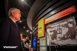Председатель Государственной Думы Федерального Собрания Российской Федерации Вячеслав Володин слушает рассказ о победе при Дьенбьенфу 1954 года, прославившейся на пяти континентах и потрясшей весь мир. (Фото: ВИА)
