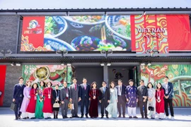 Посол Фам Куанг Хиеу, генеральный консул Нго Чинь Ха, генеральный представитель Нгуен Фыонг Хоа, сотрудники Вьетнамского павильона и японские гости фотографируются у входа во Вьетнамский павильон на Всемирной выставке в Осаке. (Фото: Департамент международного сотрудничества)