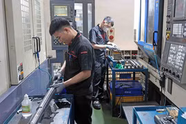 Производство комплектующих для автомобильной и мотоциклетной промышленности на предприятии KD Heat Technology Co., Ltd. в промышленной зоне Дьемтхюи провинции Тхайнгуен. Фото: ВИА