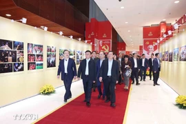 Постоянный член Секретариата ЦК КПВ Чан Кам Ту осматривает экспозиционную зону печатных изданий, представленных на съезде. (Фото: ВИА)