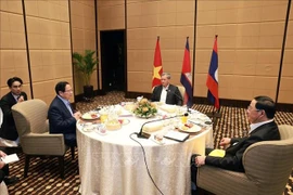 Премьер-министр Вьетнама Фам Минь Тьинь вместе с Премьер-министром Камбоджи Хун Манетом и Премьер-министром Лаоса Сонексайем Сипхандоном завтракает и проводит рабочую встречу. (Фото: ВИА)
