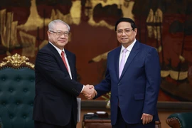 Премьер-министр Фам Минь Тьинь принимает Нисимуру Тэйити, председателя Общества японско-вьетнамской дружбы региона Кансай (Япония). (Фото: ВИА)