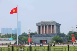 Поток людей выстраивается в очередь для посещения Мавзолея Президента Хо Ши Мина. (Фото: ВИА)