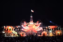 Художественное представление и 3D-mapping-шоу в честь 50-летия присвоения городу имени Президента Хо Ши Мина.