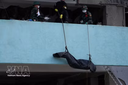 Эвакуация тела погибшего в результате землетрясения в штате Ла-Гуайра. Фото: ВИА.