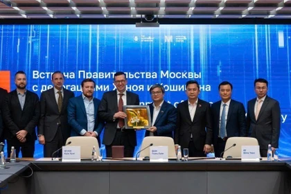 Делегации двух стран фотографируются вместе. Фото: ВИА.