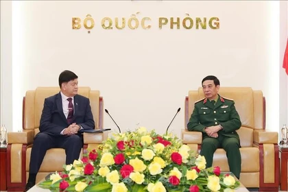 Генерал армии, министр национальной обороны Фан Ван Зянг принимает господина Иринёо Эспино, заместителя министра национальной обороны Филиппин. Фото: ВИА.