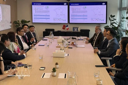 Посол Чинь Дык Хай проводит рабочую встречу с руководством компании FPT. Фото: ВИА.