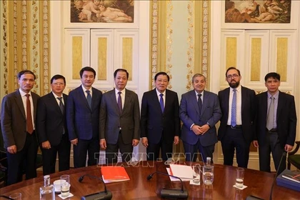 Товарищ Фан Динь Чак провёл рабочую встречу в Прокуратуре Португалии. Фото: ВИА. 