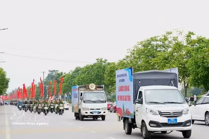 Агитационный автопробег по улицам района Бакзянг города Бакнинь способствует распространению среди широких слоёв населения идей формирования культуры безопасного и цивилизованного дорожного движения. Фото: ВИА.