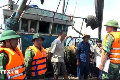 Пограничные войска провинции Куангчи активно проводят разъяснительную работу среди рыбаков по соблюдению правил борьбы с ННН-промыслом. Фото: ВИА.