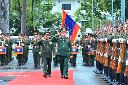 Генерал армии Нгуен Чонг Нгиа, член Политбюро, секретарь ЦК КПВ, член Постоянного комитета Центральной военной комиссии, начальник Главного политического управления Вьетнамской народной армии, обходит строй почётного караула во время официальной церемонии встречи. Фото: ВИА.