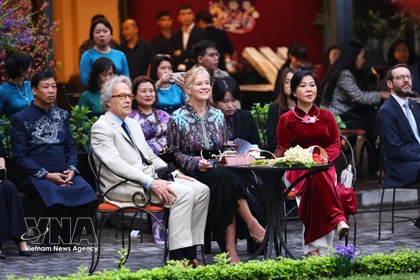 Во второй половине дня 24 февраля во Вьетнамском музее изобразительных искусств состоялась тёплая встреча супруги Генерального секретаря То Лама госпожи Нго Фыонг Ли с герцогом Ричмондским Чарльзом Генри Гордоном-Ленноксом и его супругой в рамках их визита во Вьетнам. Фото: ВИА.