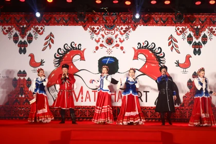 Выступление популярного Московского казачьего хора и ансамбля «Матрена Арт», которые представили публике знаменитые русские песни в озере Хоанкием. Фото: ВИА. 