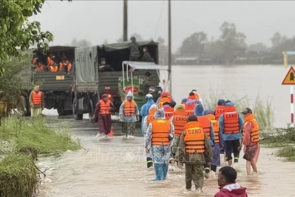 Многие офицеры, солдаты и специализированные машины продолжают продвигаться глубже в затопленные районы коммуны Хоатинь. Фото: ВИА.