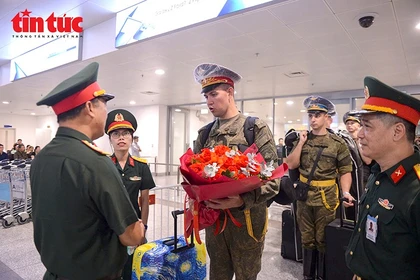 Руководство Командования столицы Ханоя встретило и вручило цветы в знак приветствия группе российских военнослужащих, прибывших во Вьетнам. Фото: ВИА.