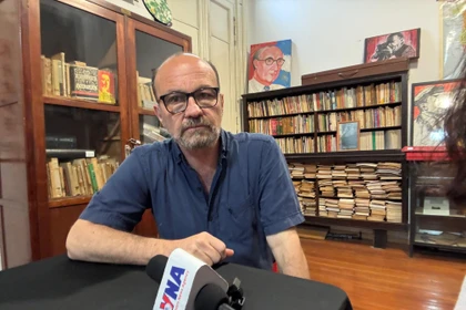 Господин Марсело Родригес, заведующий Отделом по внешним связям Центрального комитета Коммунистической партии Аргентины, отвечает на вопросы корреспондента Вьетнамского Информационного Агентства в Буэнос-Айресе. Фото: ВИА.