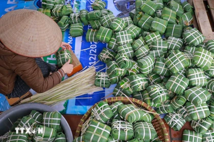 Ловкие руки мастера быстро заворачивают пироги; каждый ровный квадратный сгиб свидетельствует о мастерстве, накопленном за многие годы работы в ремесле. Фото: ВИА.