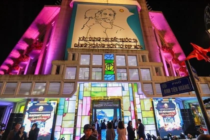 По адресу 93 Диньтиенхоанг, квартал Хоанкием, город Ханой, официально открылась для публики цифровая выставка «Сияющий Ханой – Свет и наследие». Фото: ВИА.