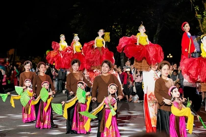 В рамках Фестиваля Тханглонг – Ханой 2025 проходит Фестиваль ханойского кукольного искусства 2025, привлекающий большое внимание жителей и туристов. Фото: ВИА.