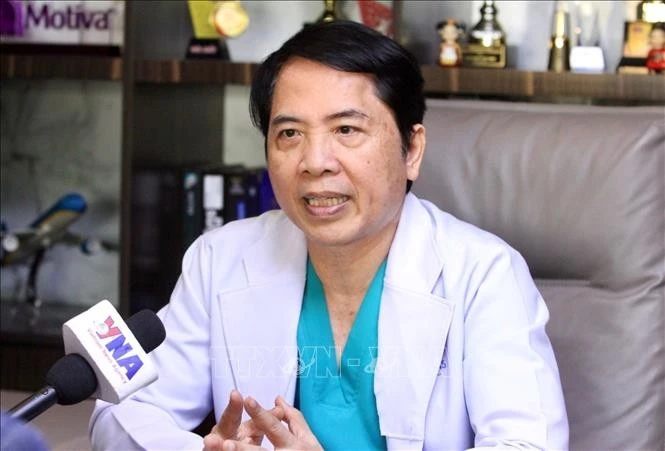 Доктор, врач Хэнг ЛиХонг в интервью корреспонденту ВИА в Пномпене поделился своими взглядами на стратегический прорыв в сфере человеческих ресурсов, ожидания, связанные с новой моделью экономического роста, а также на ряд других важных вопросов развития страны (Фото: ВИА)