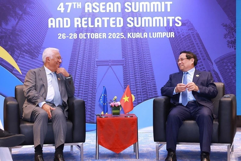 Премьер-министр Фам Минь Тьинь встретился с Председателем Европейского совета Антониу Коштой в рамках 47-го Саммита АСЕАН в Малайзии (Фото: ВИА)