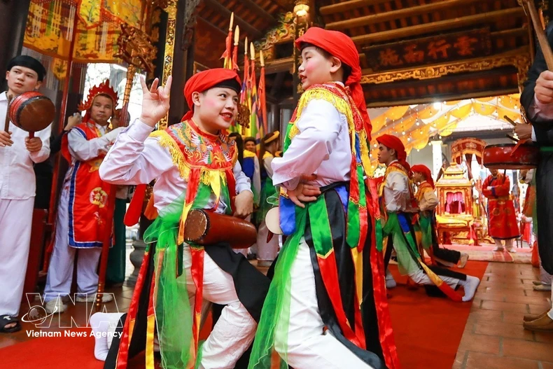 Вернуться в Чьеу-кхук, чтобы увидеть, как юноши, переодетые женщинами, исполняют древний танец