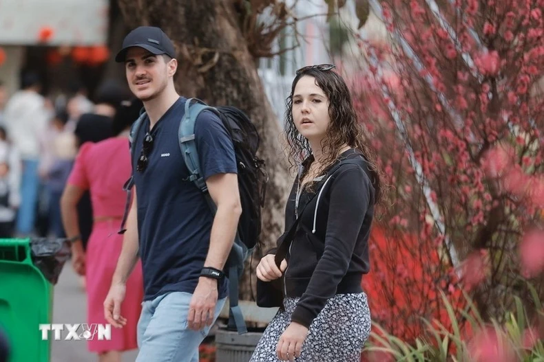 Международные туристы посещают Ханой в период празднования Лунного Нового года (Фото: ВИА)