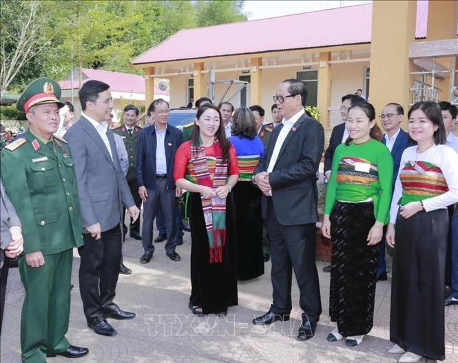 Заместитель Председателя НС Чан Куанг Фыонг и рабочая делегация проверяют условия, обеспечивающие обслуживание избирателей на 10-м избирательном участке деревни Тантхань (коммуна Пулуонг) (Фото: ВИА)