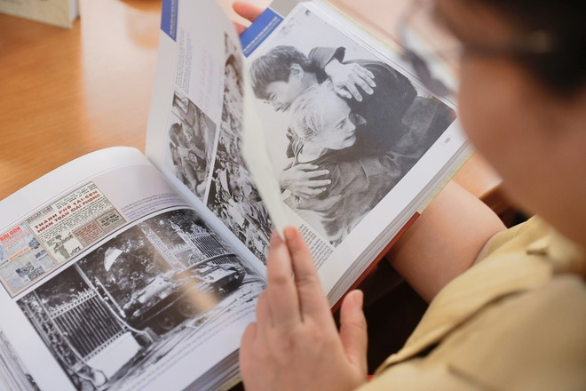 Некоторые страницы документов в книге (Фото: ВИА) vna-potal-le-ra-mat-sach-anh-100-nam-bao-chi-cach-mang-viet-nam-1025-2025-8083136.jpg